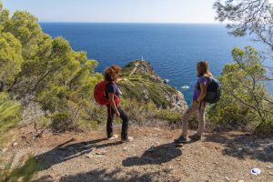 Trekking con vista sul Faro dell'Isola di Gorgona, Arcipelago Toscano