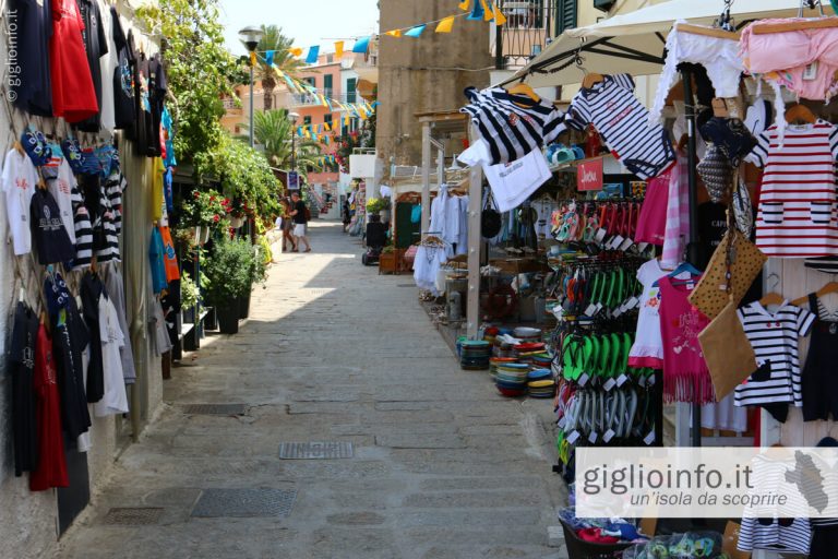 Negozietti sulla passeggiata a Giglio Porto, Isola del Giglio