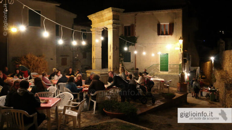 Tavoli intonro al pozzo della Chiesa alla Festa dell'Uva e delle Cantine Aperte a Giglio Castello