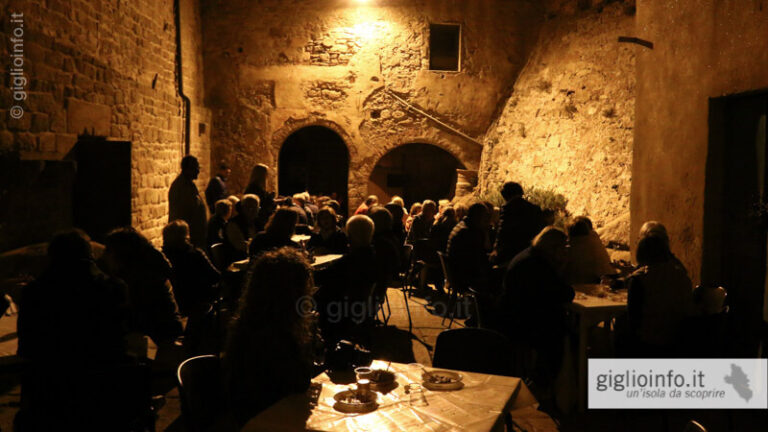 Tavoli nella Rocca Pisana alla Festa dell'Uva e delle Cantine Aperte a Giglio Castello