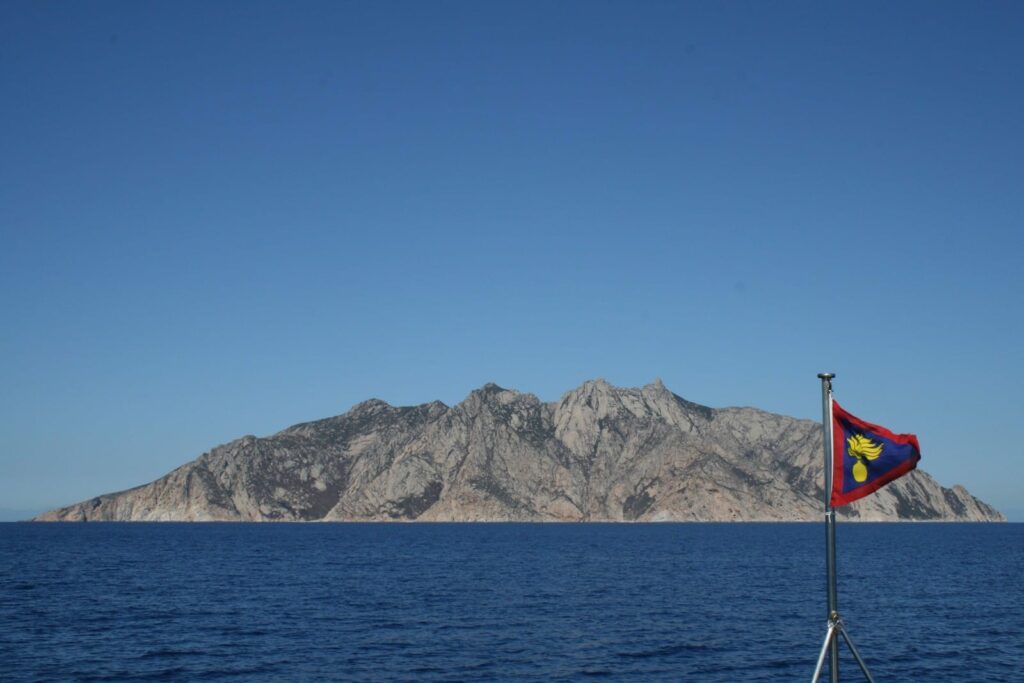 veduta isola di montecristo da motonave carabinieri