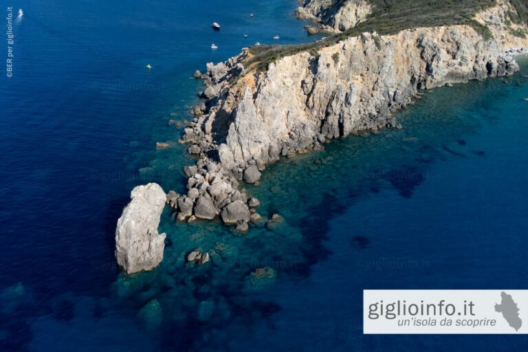 Faraglione, Baia del Campese, Isola del Giglio, vista dall'alto con il drone