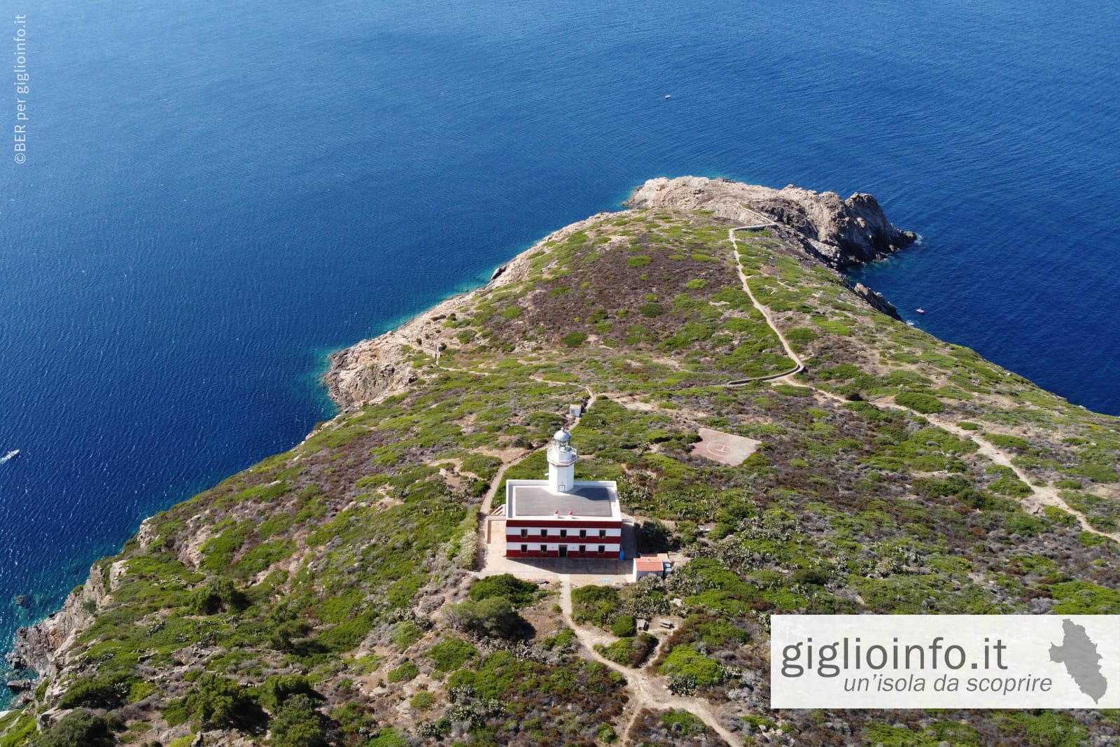 Faro e Punta di Capel Rosso, Isola del Giglio, vista dall'alto con il drone