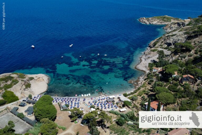 Spiggia e Cala dell'Arenella, Isola del Giglio, vista dall'alto con il drone