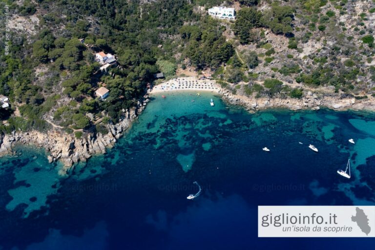 Spiaggia delle Caldane, Isola del Giglio, vista dall'alto con il drone