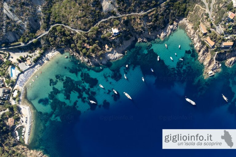 Cala delle Cannelle con spiaggia, Isola del Giglio, vista dall'alto con il drone