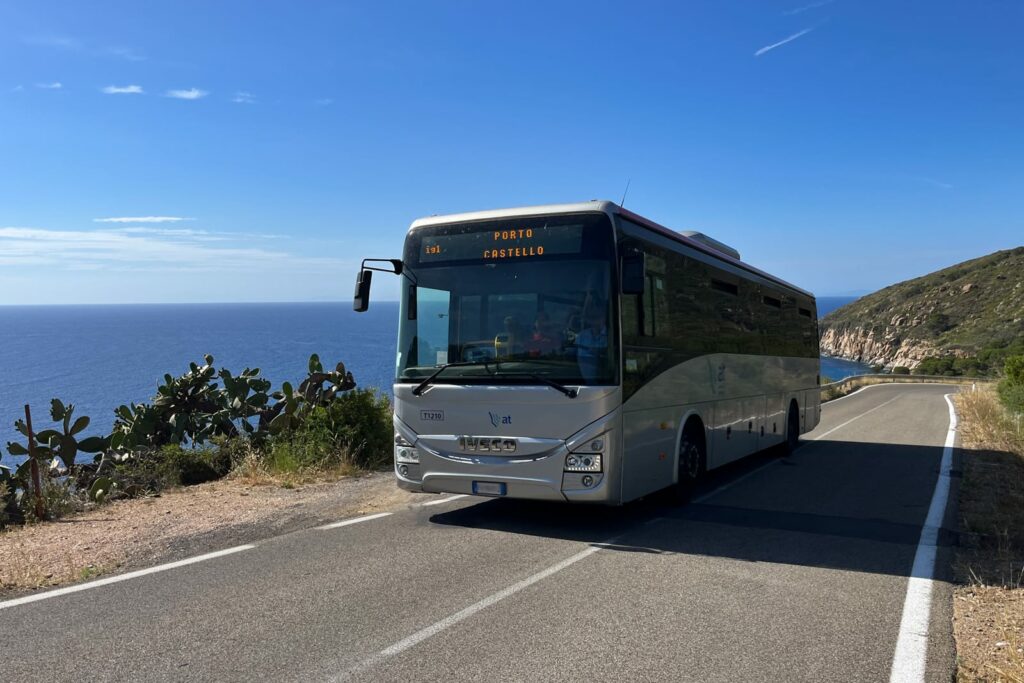 Autobus che sale la strada provinciale da Giglio Campese, Isola del Giglio