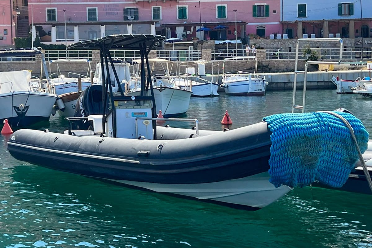 Gommone nel porto di Giglio Porto