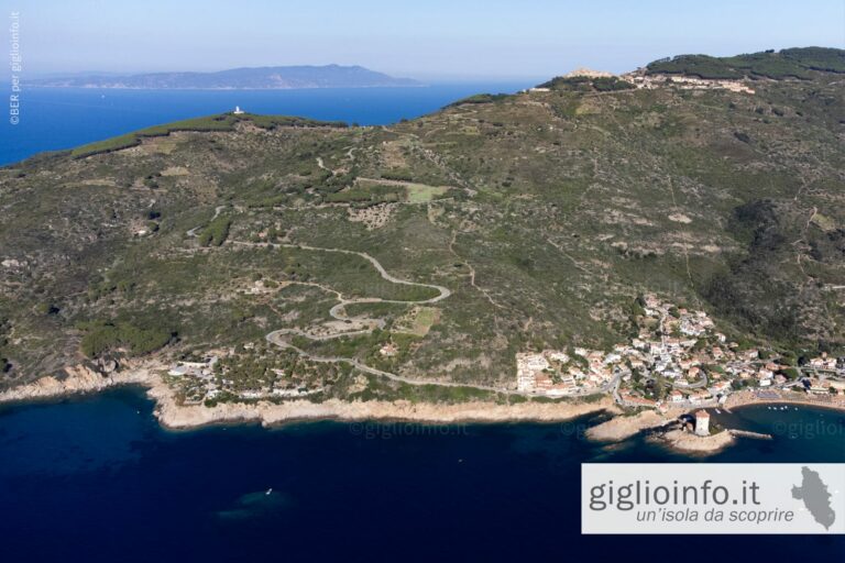 veduta aerea dal drone della Baia di Giglio Campese con sullo sfondo il continente