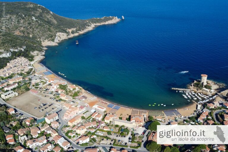 La baia di Campese con spiaggia, faraglione e Torre del Campese vista dal drone