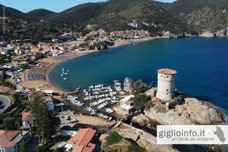 Veduta aerea drone della Spiaggia di Giglio Campese, Isola del Giglio, Toscana