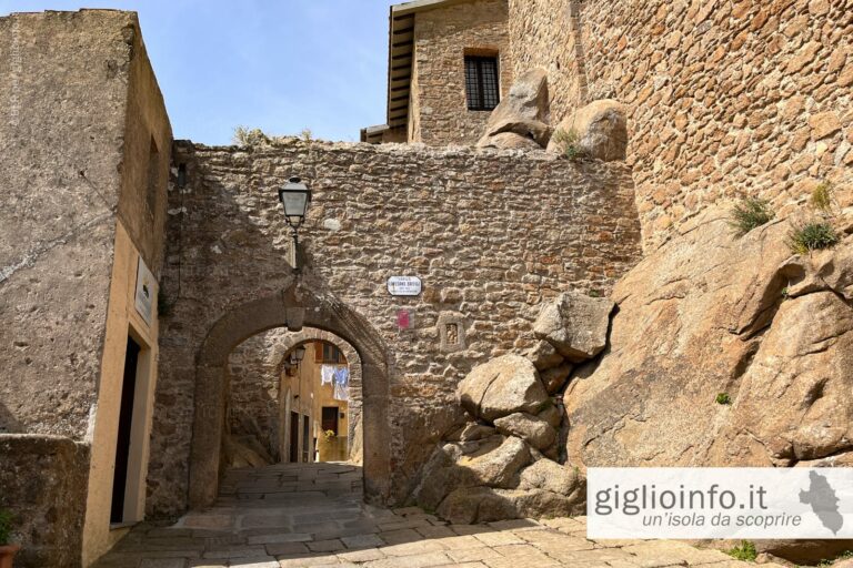 Entrata nel borgo di Giglio Castello all'Isola del Gilgio, Toscana