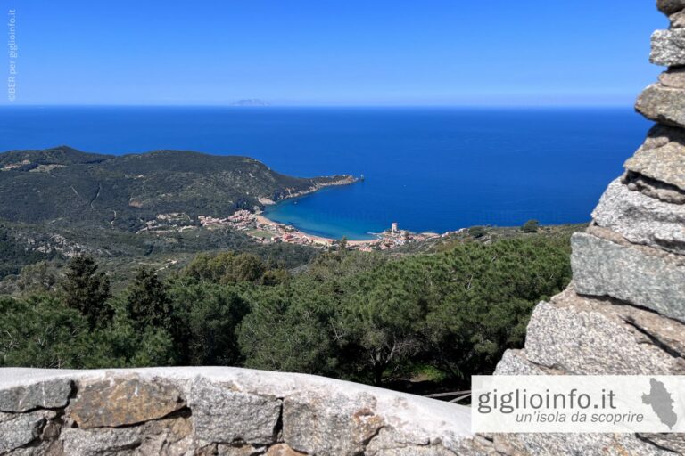 Veduta sulla baia di Campese e Montecristo dalle mure di Giglio Castello