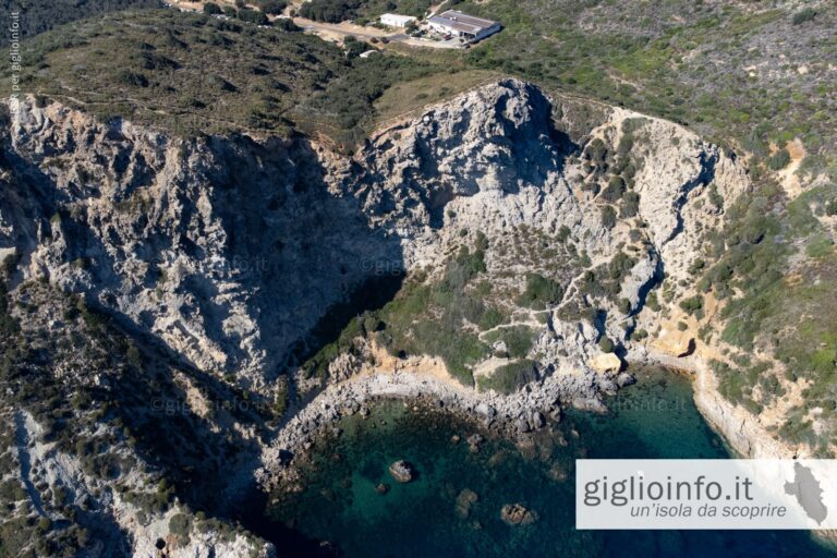 Veduta aerea con drone della Cala dell'allume con il deposito degli Autobus, Isola del Giglio