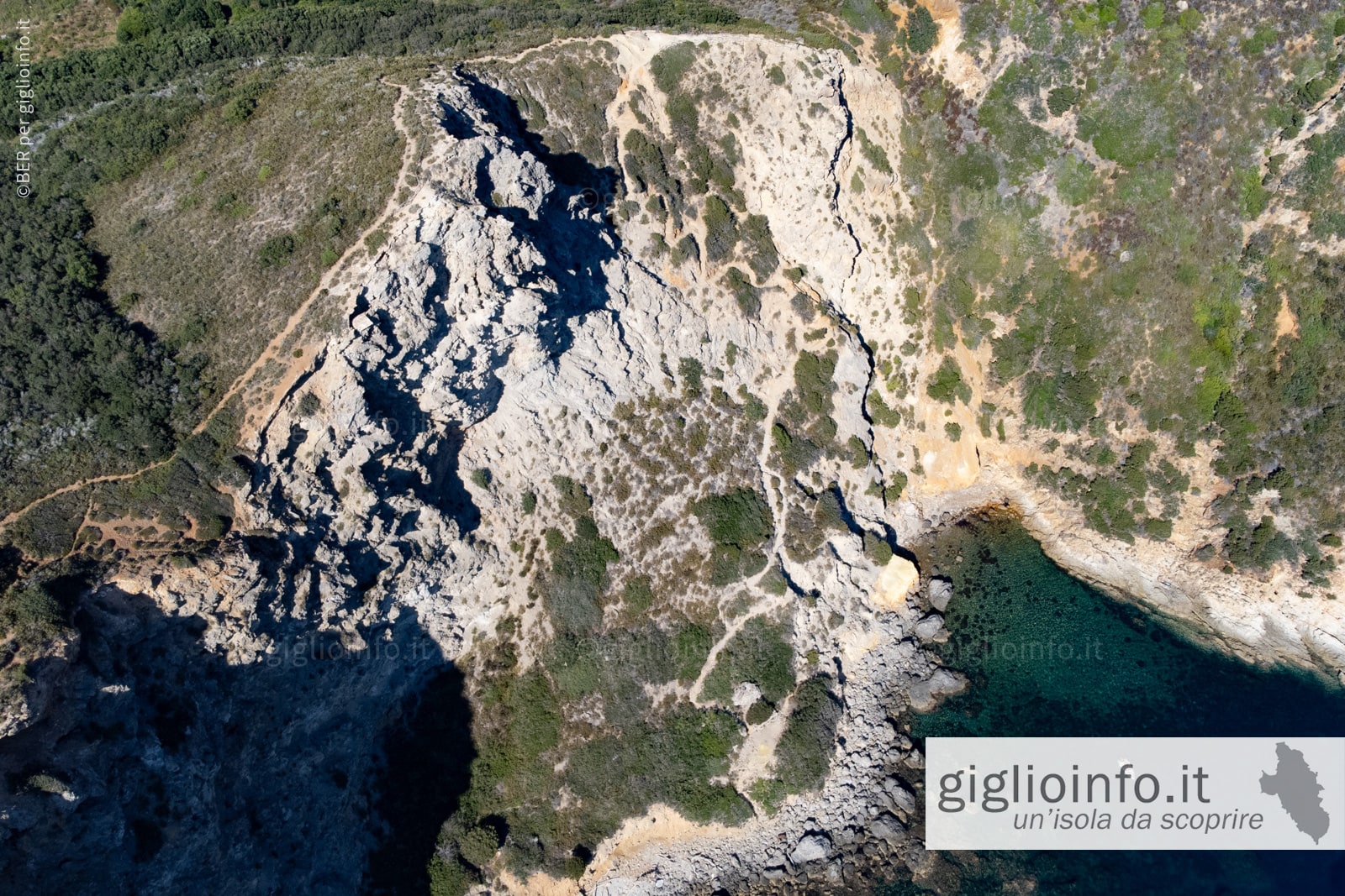 Veduta aerea con drone della cala dell'allume co i sentieri, Isola del Giglio