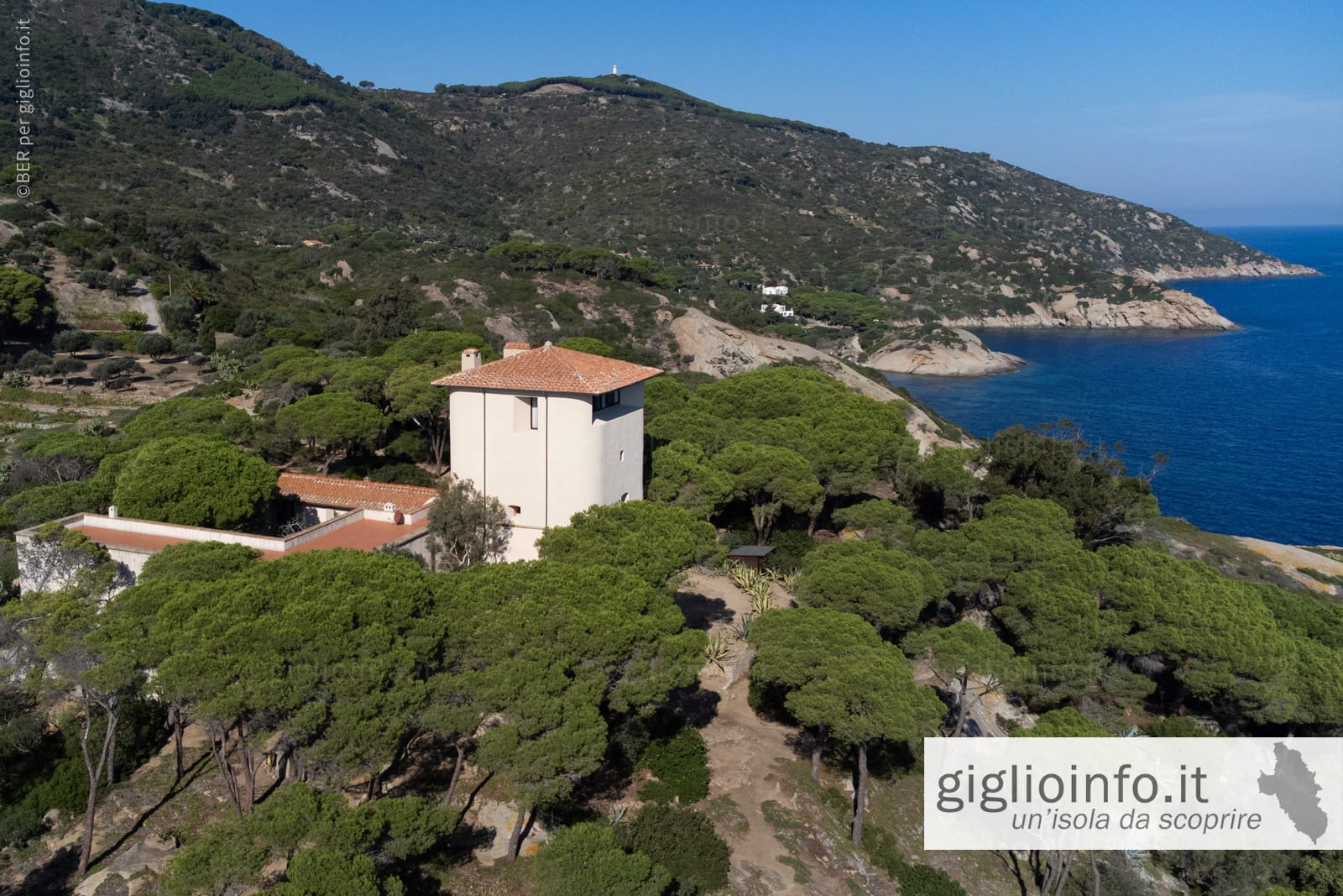 Torre del Lazzaretto all'Isola del Giglio vista dal drone