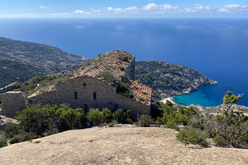 Veduta delle rovine del Monastero di San Mamiliano all'Isola di Montecristo