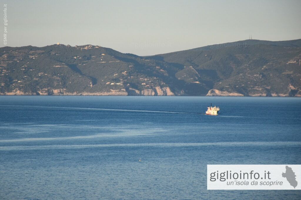 Traghetto Toremar durante l'attraversata con sullo sfondo Monte Argentario