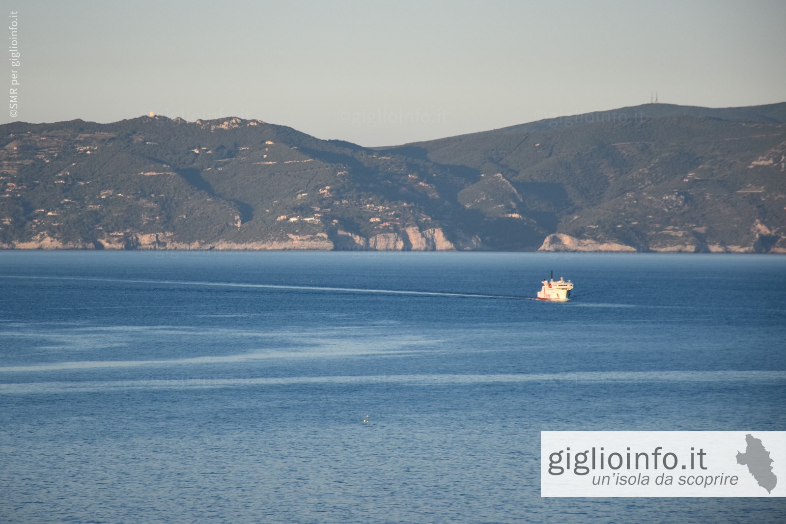 Traghetto Toremar durante l'attraversata con sullo sfondo Monte Argentario